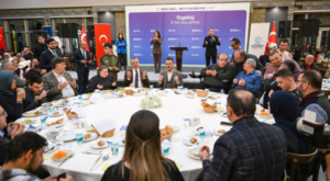 Kocaeli Valisi Aktaş ve Başkan Büyükakın, engelli vatandaşlarla iftarda buluştu