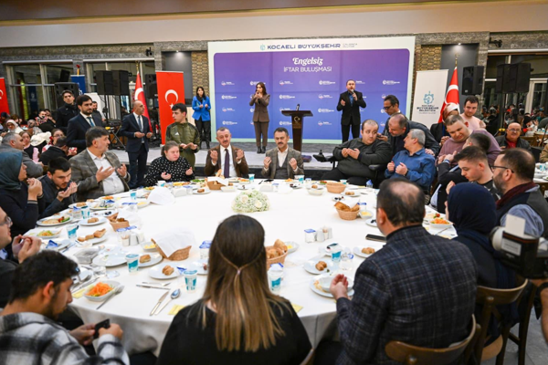 Kocaeli Valisi Aktaş ve Başkan Büyükakın, engelli vatandaşlarla iftarda buluştu Kocaeli Valisi Aktaş ve Başkan Büyükakın, engelli vatandaşlarla iftarda buluştu