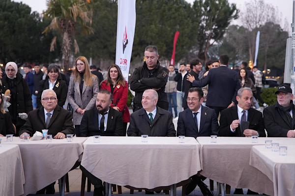 Özdağ, Denizli’de öğrencilerle bir araya geldi Özdağ, Denizli’de öğrencilerle bir araya geldi