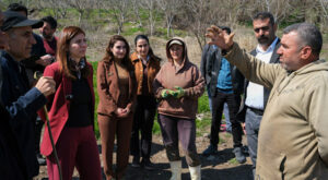 Eşbaşkanlar, Hevsel Bahçeleri’nde çiftçilerle bir araya geldi