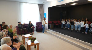 Minikler, Metin Özöğüt Yaşam Merkezi’nde yaşlı vatandaşları ziyaret etti