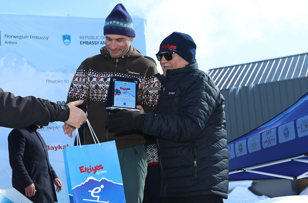Başkan Büyükkılıç, 5’inci Diplomatik Kayak Yarışı’nı kazananlara ödüllerini verdi Başkan Büyükkılıç, 5’inci Diplomatik Kayak Yarışı’nı kazananlara ödüllerini verdi
