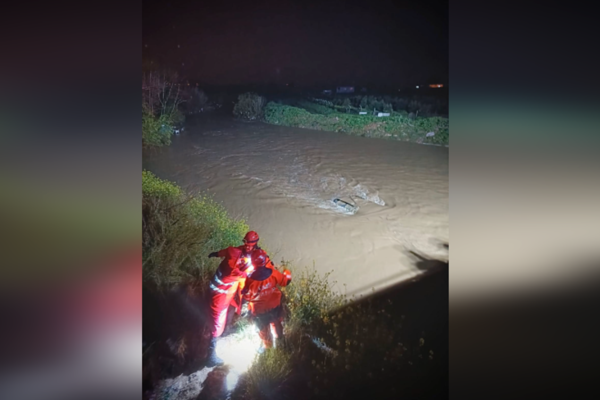 Menderes’te dereye uçan araçta mahsur kalan vatandaş kurtarıldı Menderes’te dereye uçan araçta mahsur kalan vatandaş kurtarıldı