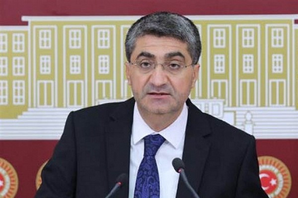 Ekmen: Mersin’de zamansız ilaçlama arıları ve meyve rekoltesini tehdit ediyor