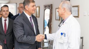 Başkan Tugay, Eşrefpaşa Hastanesi’ni ziyaret etti