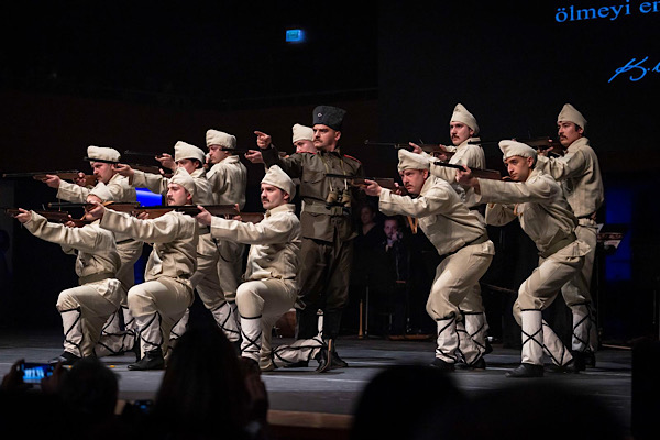 İzmir’de “Uyan Memet” dans ve müzikal anlatısı sahnelendi İzmir’de “Uyan Memet” dans ve müzikal anlatısı sahnelendi