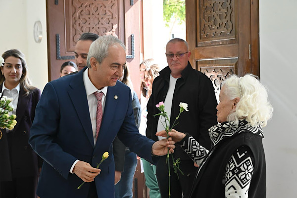 Başkan Kocagöz, 8 Mart’ta belediyenin kadın personellerini unutmadı Başkan Kocagöz, 8 Mart’ta belediyenin kadın personellerini unutmadı