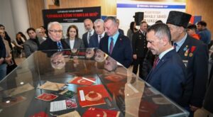 Vali İlhami Aktaş “Çanakkale İçinde Vurdular Beni” sergisini açtı