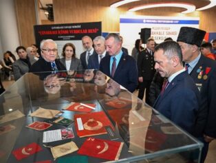 Vali İlhami Aktaş “Çanakkale İçinde Vurdular Beni” sergisini açtı