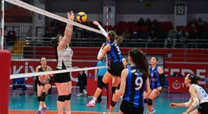 Karacabey Belediyespor Kadın Voleybol Takımı ilk galibiyetini aldı