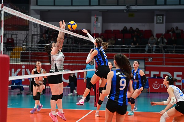 Karacabey Belediyespor Kadın Voleybol Takımı ilk galibiyetini aldı