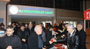 Alikahya’da teravih sonrası şerbet ve lokum dağıtıldı