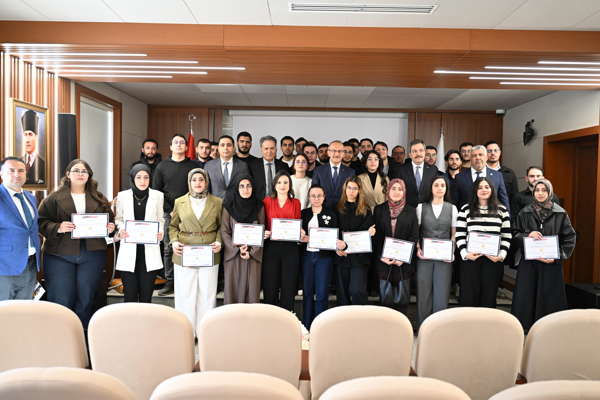 “Türkiye Siber Vatan Programı” kapsamında eğitim alan öğrencilere sertifikaları verildi “Türkiye Siber Vatan Programı” kapsamında eğitim alan öğrencilere sertifikaları verildi