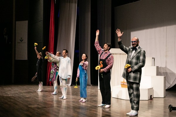 İzmir Şehir Tiyatroları “Don Kişot”u Torbalı’da sahneledi İzmir Şehir Tiyatroları “Don Kişot”u Torbalı’da sahneledi