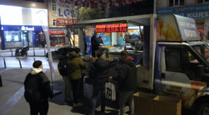 Kartal’da Kadir Gecesi’nde lokma ve kandil simidi dağıtıldı