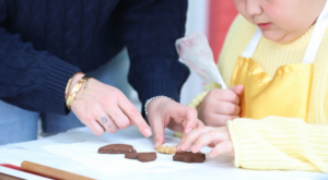 Menderes Engelsiz Çocuk Evi’nde kurabiye atölyesi düzenlendi