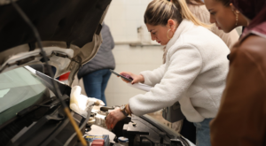 Eskişehir’de “Kadınlara Özel Araba Bakım Kursu” düzenlendi