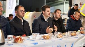 Başkan Mandalinci, temizlik işleri personeliyle sahur yaptı