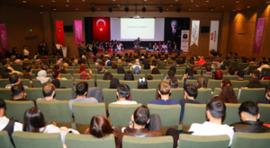 Prof. Dr. Erbaş, Gaziantep’te gençlerle beyin gelişimi üzerine söyleşi gerçekleştirdi