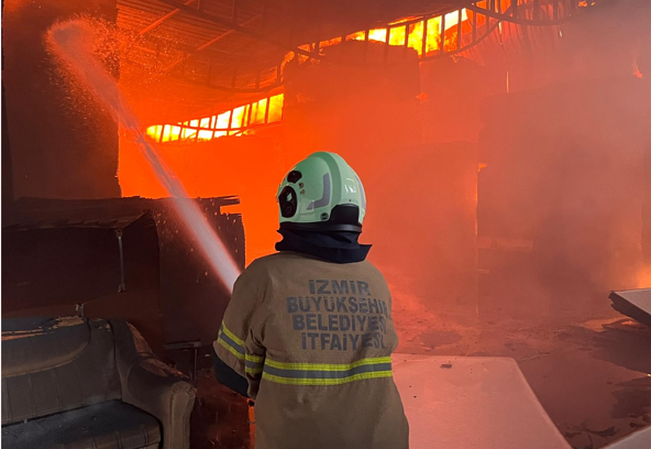 Buca’da sanayi sitesinde yangın