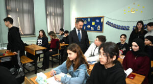 Vali Aktaş, İzmit Ulubatlı Hasan Ortaokulu’nu ziyaret etti