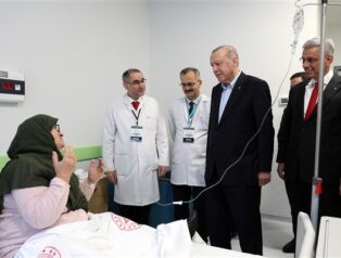 Cumhurbaşkanı Erdoğan, Tenzile Erdoğan Devlet Hastanesi’ndeki hastaları ziyaret etti