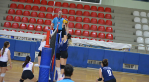 İskenderun Belediye Spor Kız Voleybol Takımı şampiyonaya galibiyetle başladı
