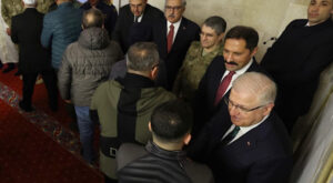 Milli Savunma Bakanı Güler, Hatay’da vatandaşlarla bayramlaştı