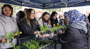 Eskişehir’de mezarlık ziyaretine çiçek desteği