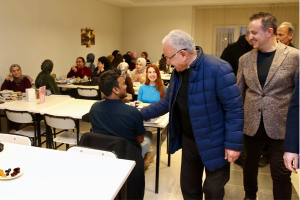 Başkan Güler, öğrencilerle iftar yaptı Başkan Güler, öğrencilerle iftar yaptı