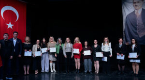 Konak’ta Yaşlılara Saygı Haftası kapsamında sergi ve gösteri programı düzenlendi