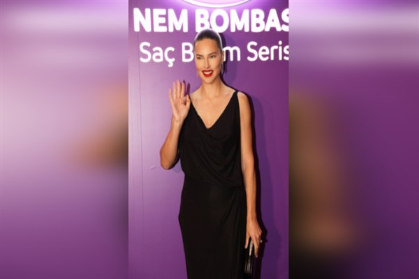 Adriana Lima muhteşem saçlarının sırrını paylaştı: “Sadece Duru’ladım” Adriana Lima muhteşem saçlarının sırrını paylaştı: “Sadece Duru’ladım”