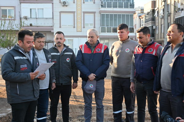 Başkan Kocagöz, sahada belediye ekipleriyle çalıştı Başkan Kocagöz, sahada belediye ekipleriyle çalıştı