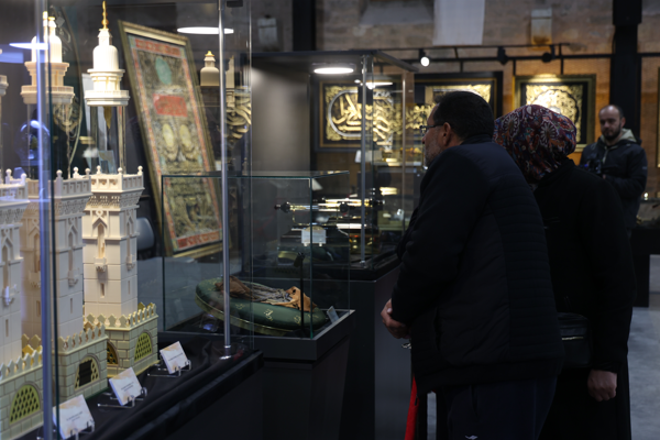 Konya’da “Mukaddes Emanetler” sergisi Konyalılarla buluştu Konya’da “Mukaddes Emanetler” sergisi Konyalılarla buluştu