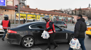 ABB’den, iftara yetişemeyen vatandaşlara motokuryelerle kumanya dağıtımı