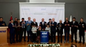 Giresun Valisi Koç, afet konutları kura çekimi ve anahtar teslim törenine katıldı Giresun Valisi Koç, afet konutları kura çekimi ve anahtar teslim törenine katıldı