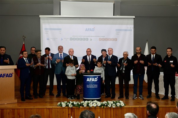 Giresun Valisi Koç, afet konutları kura çekimi ve anahtar teslim törenine katıldı Giresun Valisi Koç, afet konutları kura çekimi ve anahtar teslim törenine katıldı