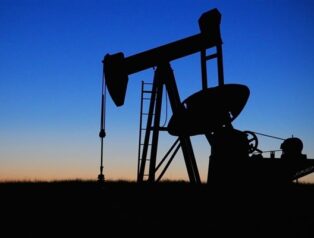 Brent petrol 103.15 direncini aşarak 104.65 seviyesine kadar yükseldi