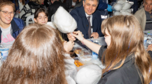 İzmir Büyükşehir Belediyesi’nin iftar sofrası Kemeraltı’nda kuruldu