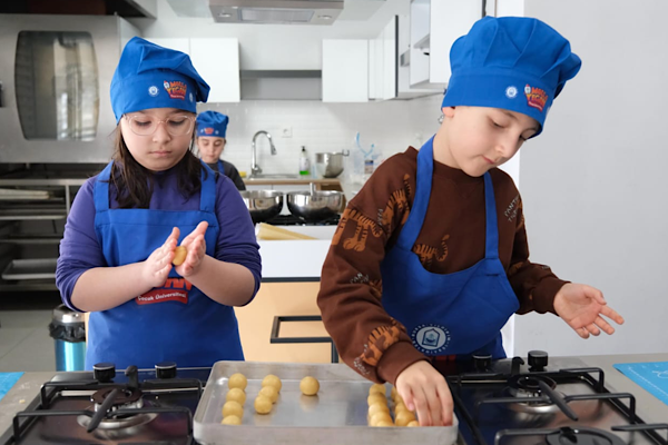 Yıldırımlı çocuklar Ramazan için süt helvası ve şekerpare yaptı Yıldırımlı çocuklar Ramazan için süt helvası ve şekerpare yaptı