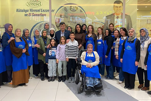 Başkan Kahveci, yöresel lezzetler ve el sanatları stantlarını ziyaret etti Başkan Kahveci, yöresel lezzetler ve el sanatları stantlarını ziyaret etti