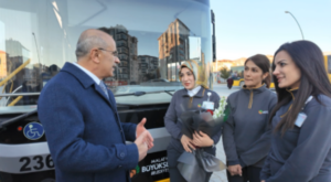 Başkan Er, 8 Mart’ta kadınlara çiçek takdim etti Başkan Er, 8 Mart’ta kadınlara çiçek takdim etti