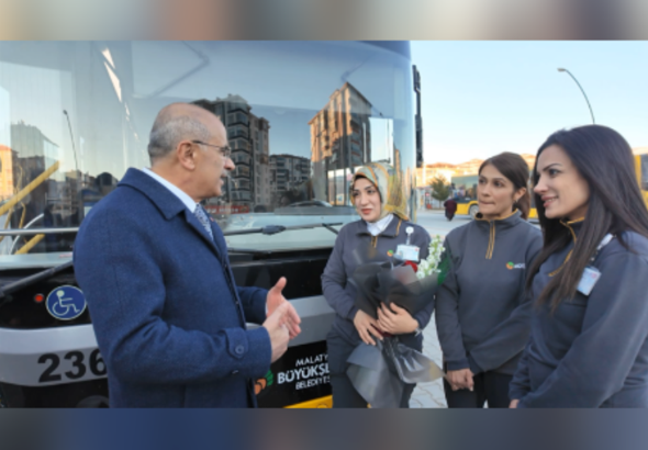 Başkan Er, 8 Mart’ta kadınlara çiçek takdim etti Başkan Er, 8 Mart’ta kadınlara çiçek takdim etti