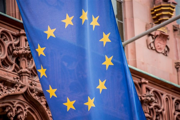 AB Komiseri Kos’tan Sırbistan’a yargı ve basın özgürlüğü uyarısı