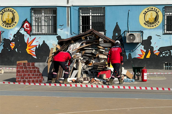 ÇAK-TİM’den Demirsaç İlkokulu’nda tatbikat ÇAK-TİM’den Demirsaç İlkokulu’nda tatbikat