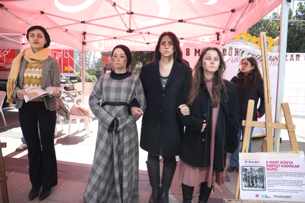 İzmit Belediyesi ve KOÜ’lü öğrencilerden ‘Bi Dünya Kadın’ canlı heykel sergisi
