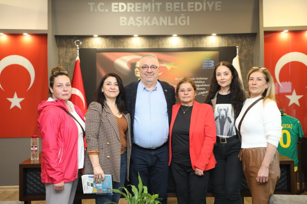 Başkan Ertaş, hayvanseverlerle bir araya geldi Başkan Ertaş, hayvanseverlerle bir araya geldi