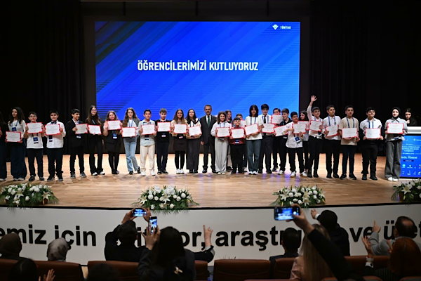 Vali Aktaş, TÜBİTAK 20 Ortaokul Öğrencileri Araştırma Projeleri ödül törenine katıldı Vali Aktaş, TÜBİTAK 20 Ortaokul Öğrencileri Araştırma Projeleri ödül törenine katıldı