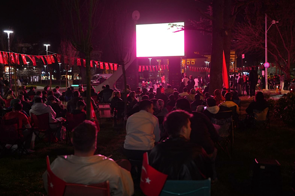 Düzce’de A Milli Takım Maçı dev ekranda izletildi Düzce’de A Milli Takım Maçı dev ekranda izletildi