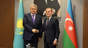 Kazakistan Dışişleri Bakanı Kosherbayev Azeri mevkidaşı Bayramov ile görüştü